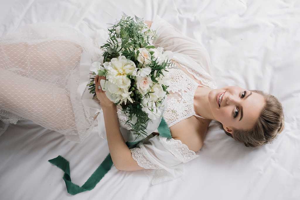 Будуарное платье для утра невесты: как выглядит на фото