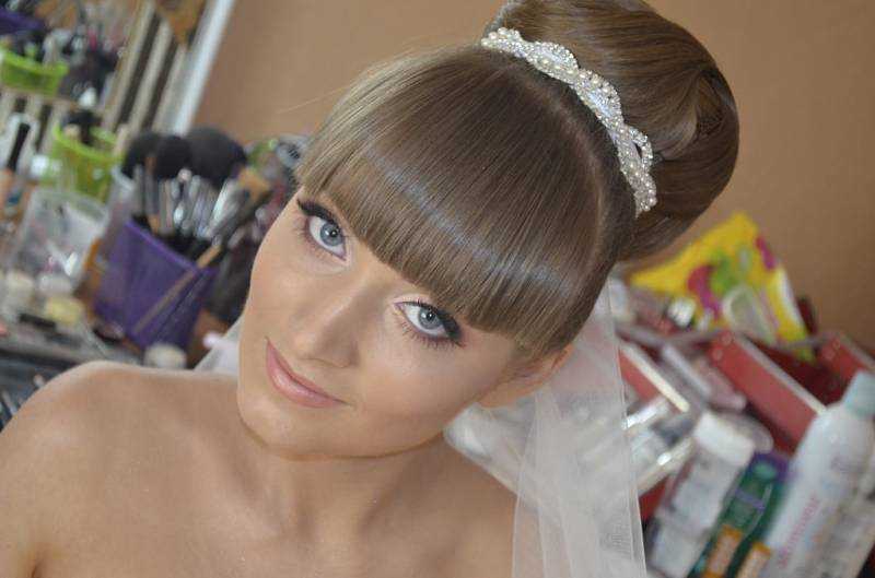 Роскошные свадебные прически на средние волосы: 100+ идей с фото