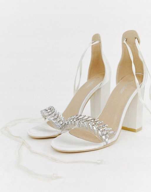 Свадебные туфли 2021-2022(109 фото): белые туфли на свадьбу для невесты, на низком каблуке, на танкетке, без каблука и на платформе