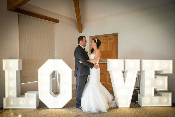 Как сделать буквы для фотосессии на свадьбу своими руками? готовые варианты из картона и ткани