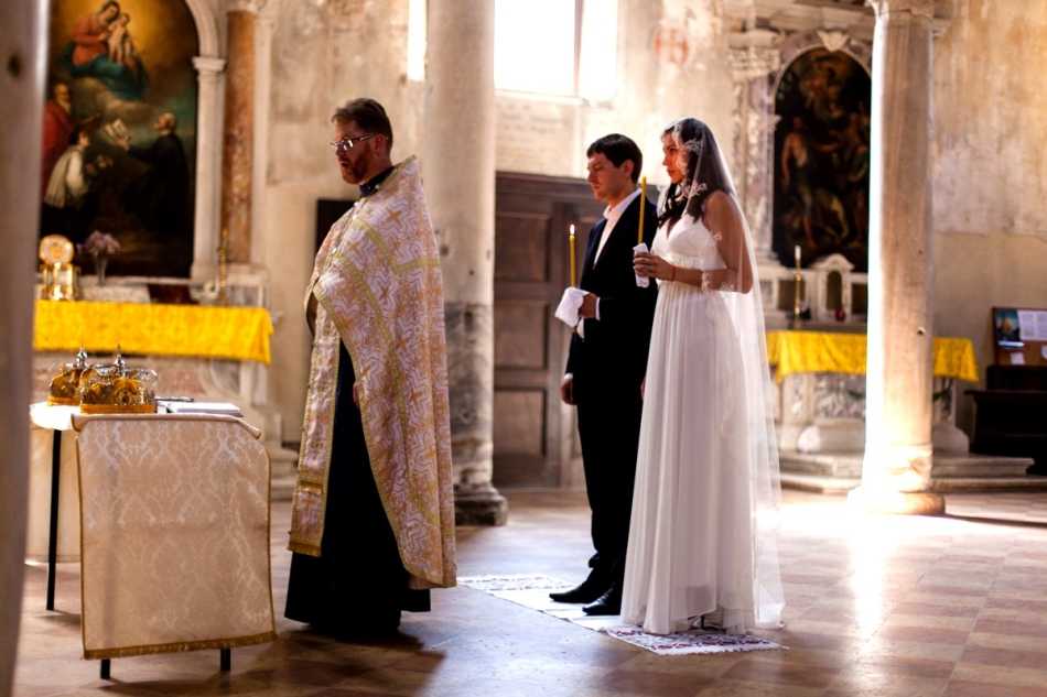 Свидетели на венчание: обязанности, что делают до и после таинства, нужны ли в церкви и обвенчают ли без них, кто держит короны-венцы вместо помощника жениха