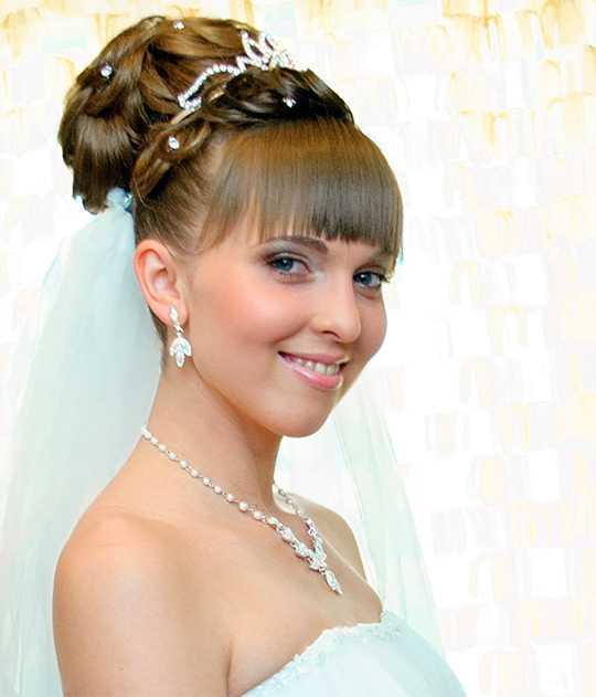 Свадебные прически с челкой (52 фото): укладки для невесты на свадьбу с диадемой и с прямой, косой или с длинной челкой на бок. примеры без фаты