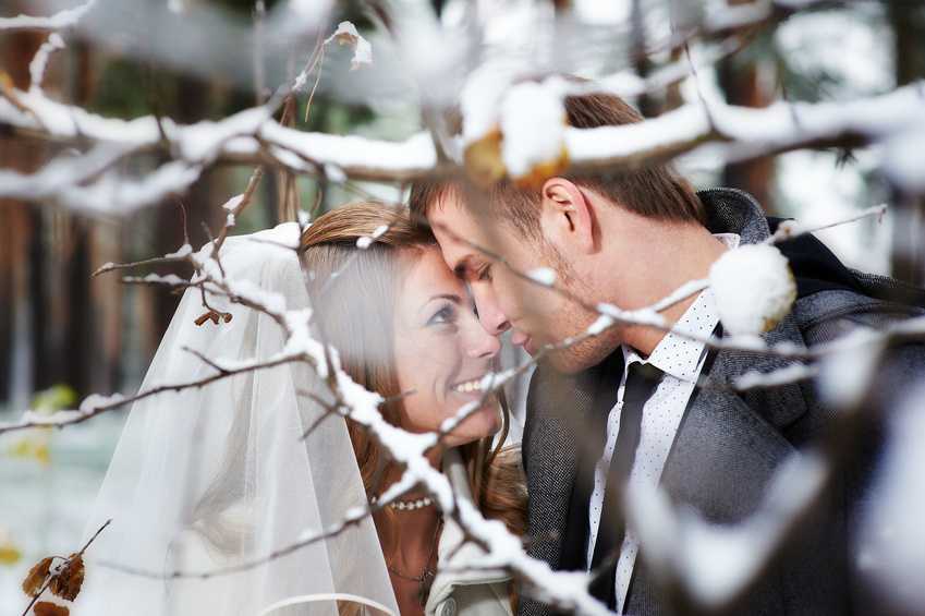 Зимняя свадьба: плюсы и минусы, идеи оформления зала и пригласительных, сценарии фотосессии в лесу, цвет и стиль свадебных нарядов, сценарии в духе зимней сказки
