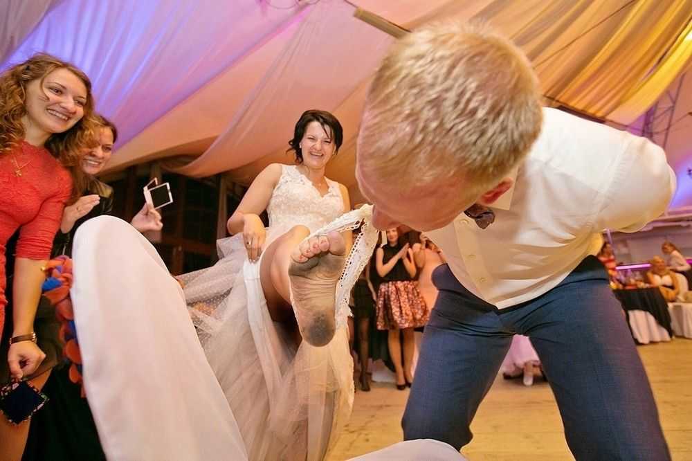 Смешные застольные конкурсы для молодоженов и гостей на свадьбе