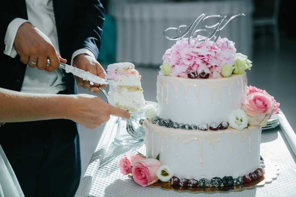 Свадебный торт с кремом из белков или масла - один из лучших вариантов украшения праздничного десерта Вдохновитесь красивыми идеями оформления
