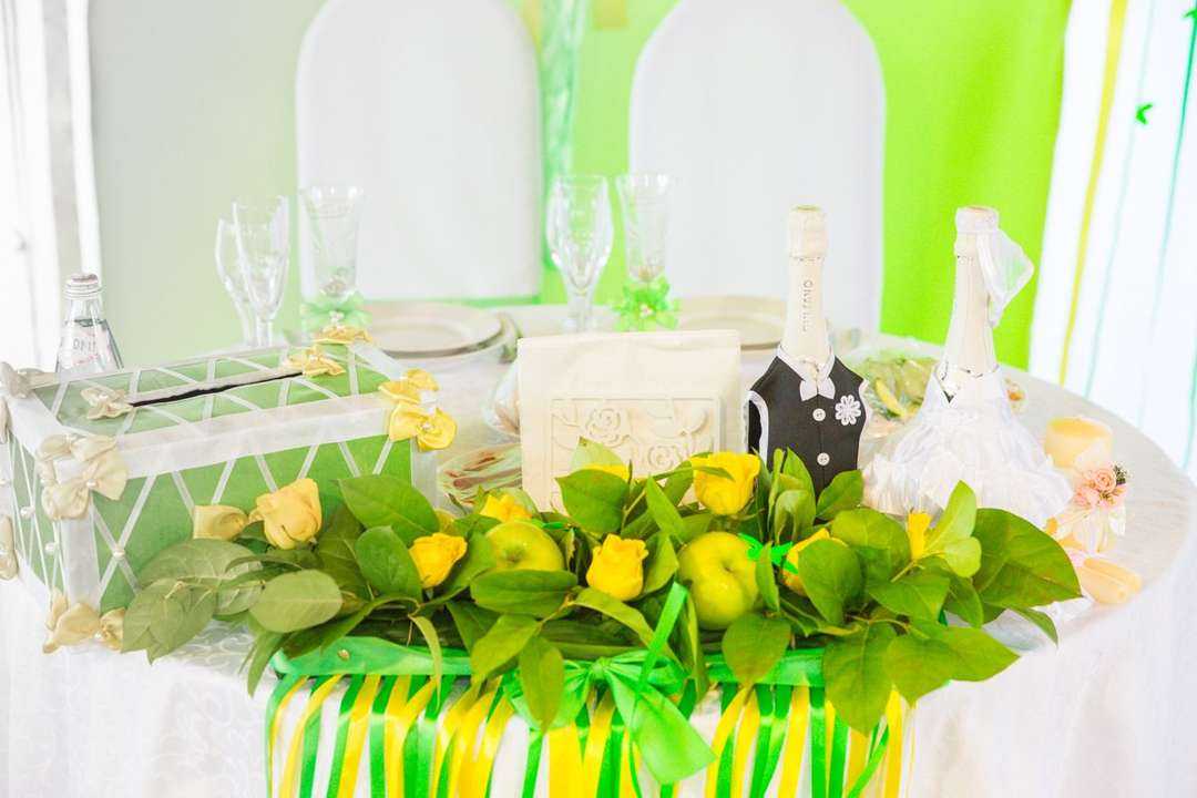 Варианты оформления желтой свадьбы — украшение зала в желто-фиолетовом, желто-синем, золотистом, лимонном цвете