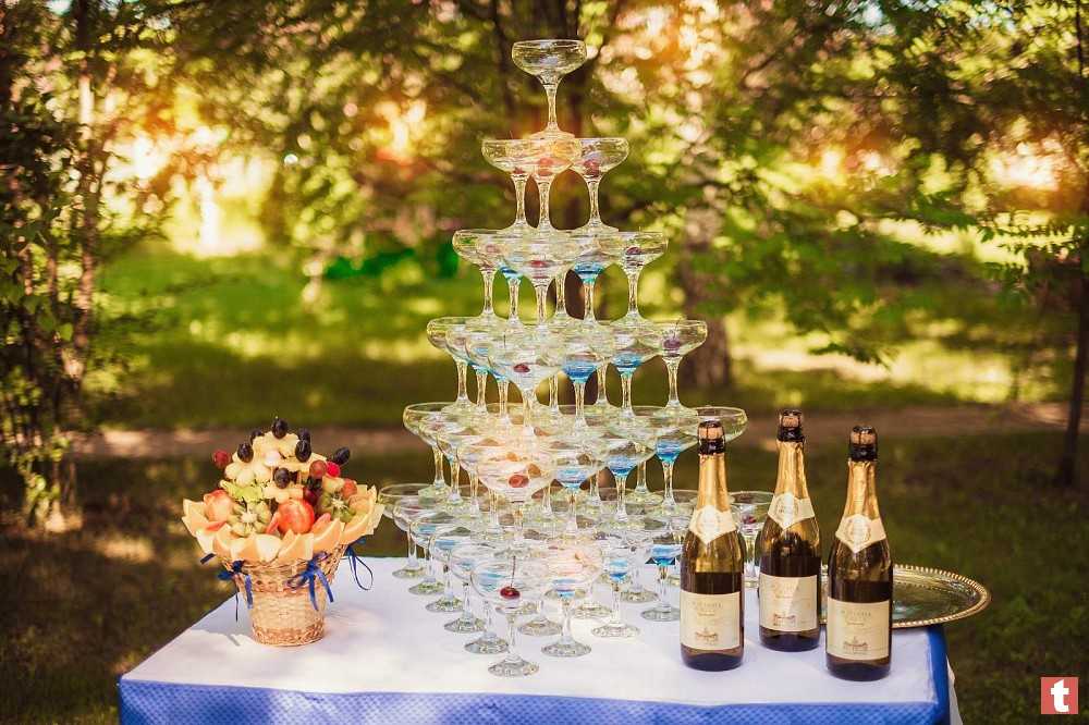 Пирамида из шампанского на свадьбу