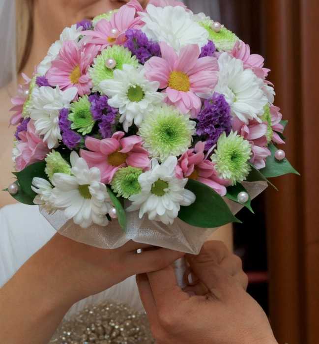 Свадебный букет из роз и хризантем