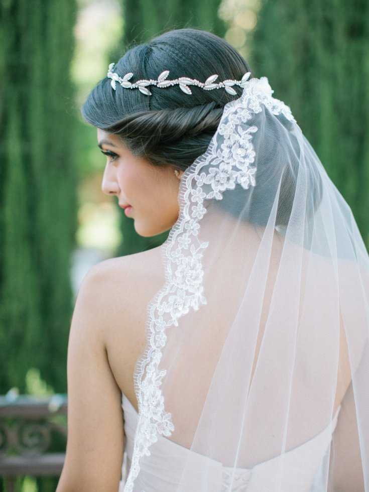 Свадебная прическа пучок с фатой (62 фото): как сделать низкий или высокий пучок с диадемой на свадьбу для невесты?