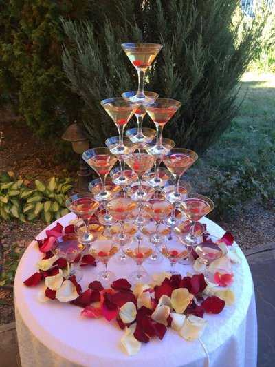 Оригинальная подача шампанского на свадьбе: пирамида, горка или фонтан