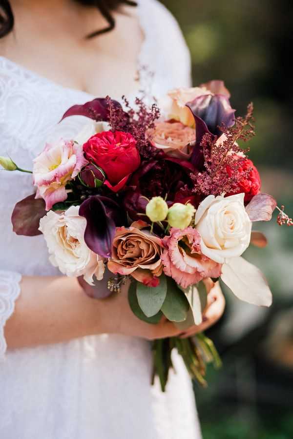 Букет невесты из пионов с фото: нежный, маленький или яркий с красными, белыми, розовыми, бордовыми, фиолетовыми бутонами, свадебные композиции с фрезиями, зеленью