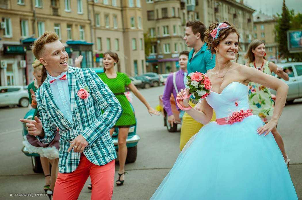 Оригинальная экономичная свадьба в сочных красках — торжество в стиле стиляг