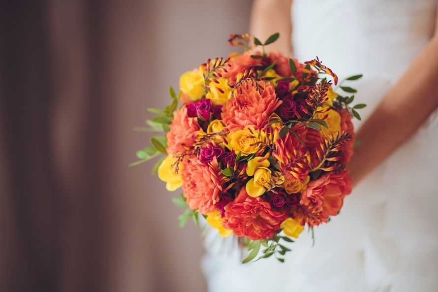 Осенний букет невесты 2021: цветы для свадебной композиции + фото модных вариантов на сентябрь, октябрь и ноябрь