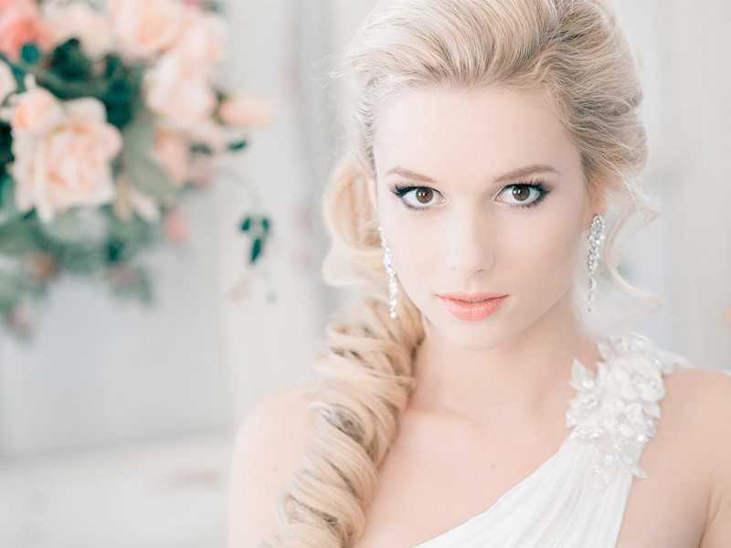 Свадебные прически с фатой на длинные волосы (40 фото): варианты сочетания для невесты с диадемой. как уложить локоны на свадьбу с короткой фатой?