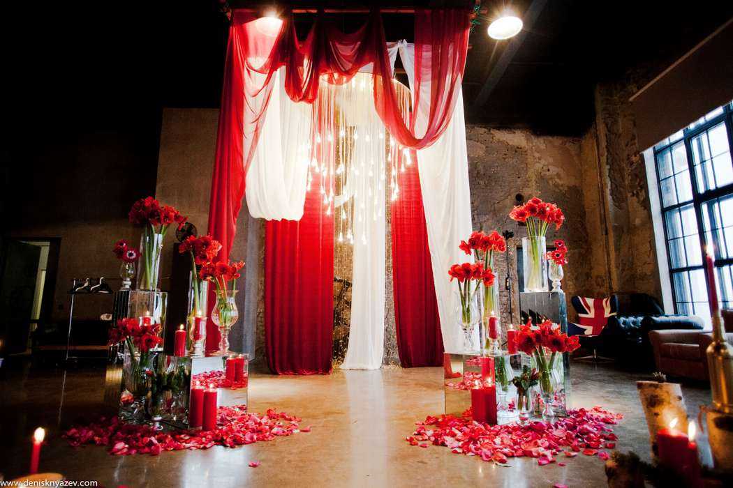Украшение зала на свадьбу в красном цвете ? с белыми тонами в [2021] — фото оформления