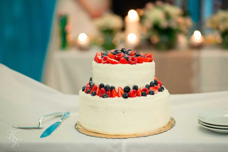 Свадебный торт с фруктами ? в тренде [2021] – с ягодами & цветами без мастики: фото круглых десертов с красивыми украшениями