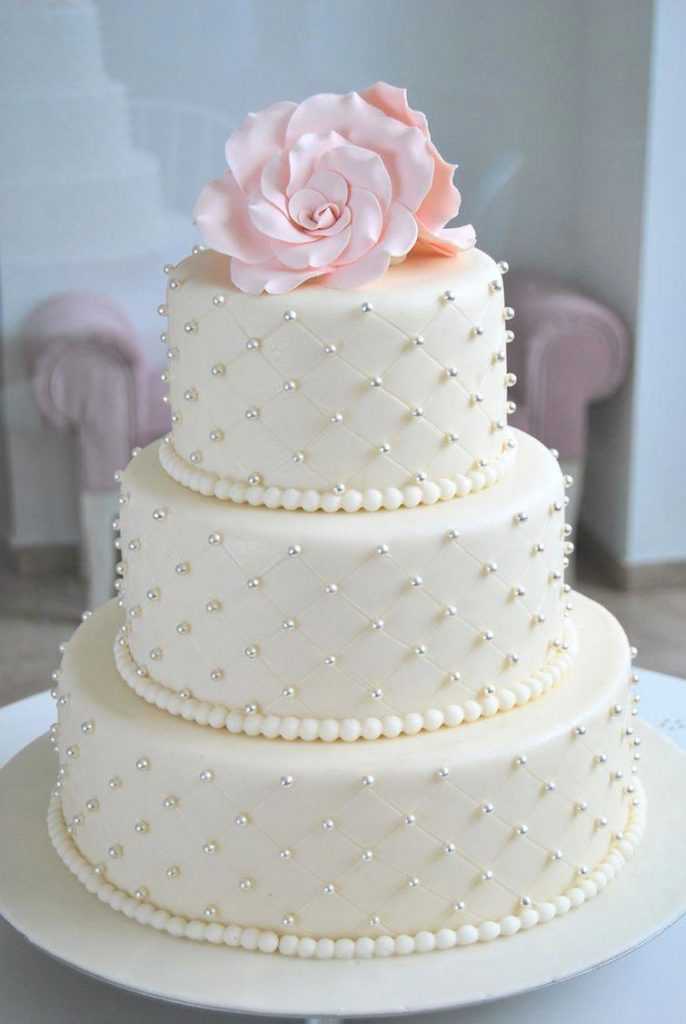 Свадебные торты трехъярусные представляют собой современное произведение искусства Такой десерт станет настоящей кульминацией праздника Что учитывать при выборе многоярусной выпечки на свадьбу