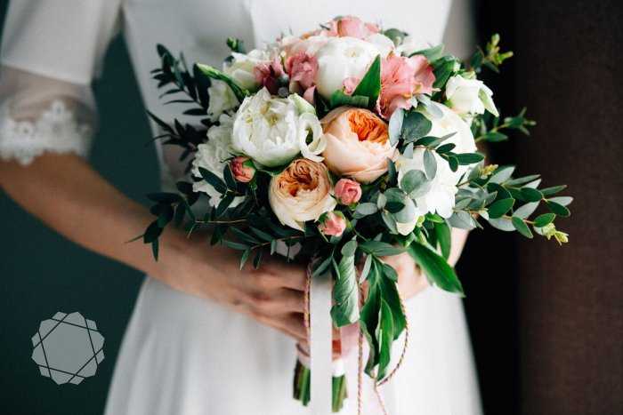 Букет невесты из пионов и пионовидных роз — уникальность и женственность в одном флаконе