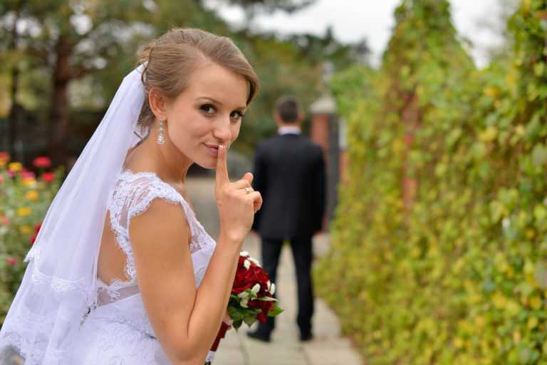 Кто должен покупать свадебное платье — жених или невеста