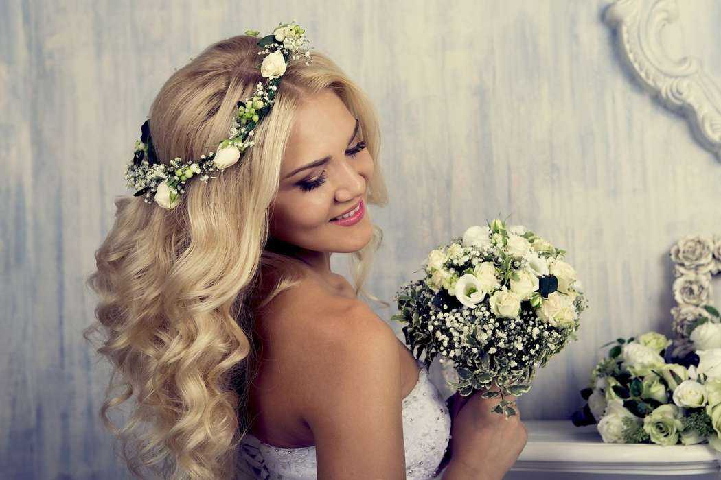 Свадебные прически с распущенными волосами (48 фото): классические локоны с живыми цветами на свадьбу для невесты, полураспущенные укладки