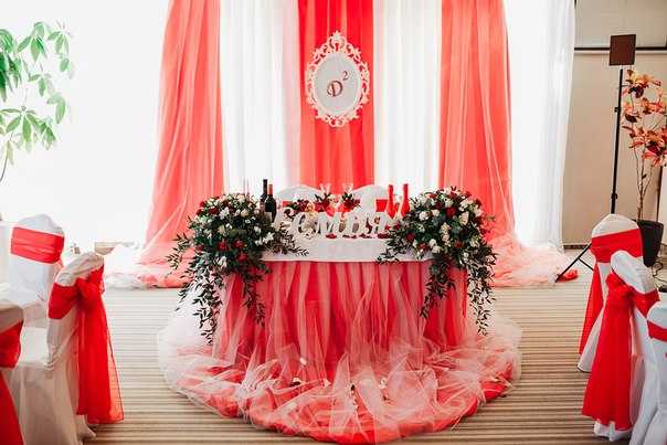 Свадьба в красном цвете: оформление зала, жених и невеста (фото)