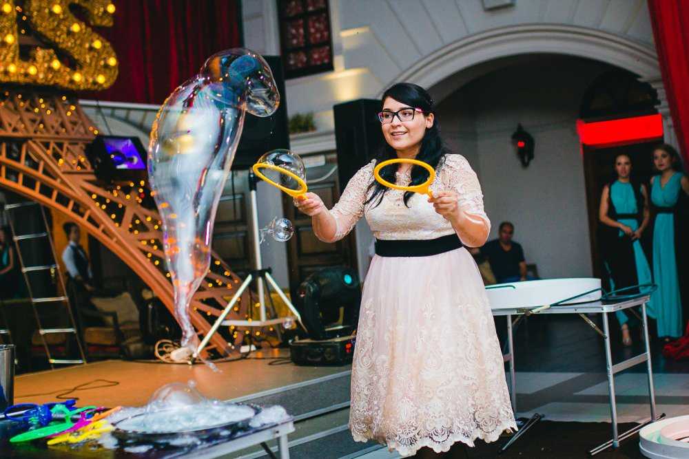 Свадебная фотосессия с шарами и мыльными пузырями