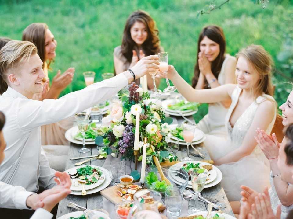 Варианты рассадки гостей на свадьбе: советы молодожёнам