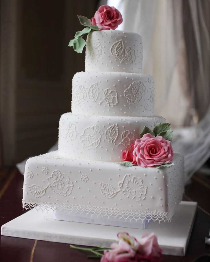 Свадебный трехъярусный торт (47 фото): кремовый трехэтажный десерт с ягодами на подставке