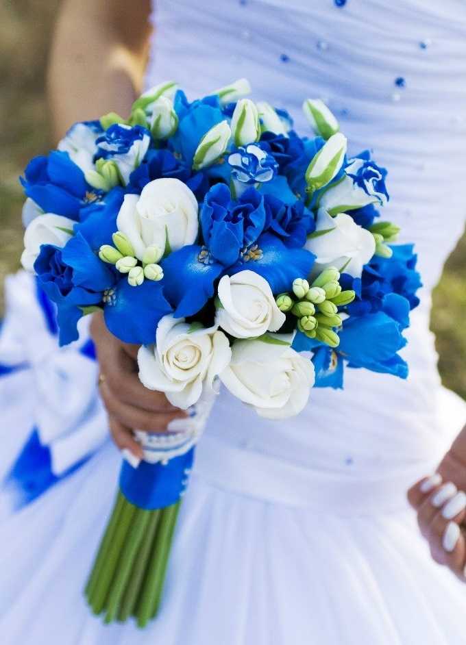 Свадьба в сине-белых цветах: идеи оформления зала, кортежа, аксессуаров, дресс-код и подбор нарядов для невесты и жениха, флористика и свадебный торт