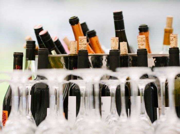 Какой алкоголь на свадьбу выбрать: виды напитков, расчет количества и способы подачи