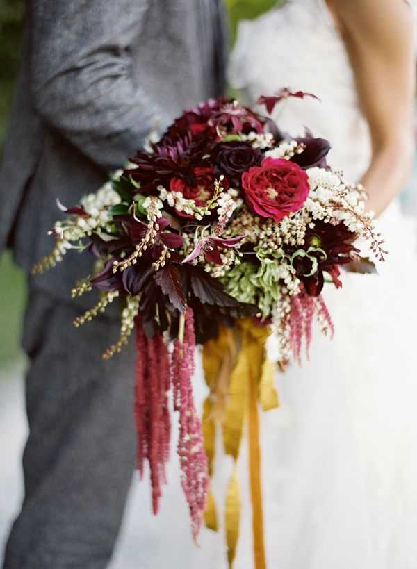 Элегантная роскошь бордового букета для невесты – подбор цветов и идеи композиций с фото