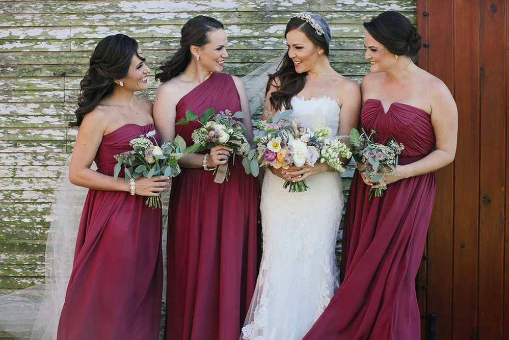 Идеи оформления свадьбы в цвете марсала: букет, платье, торт
