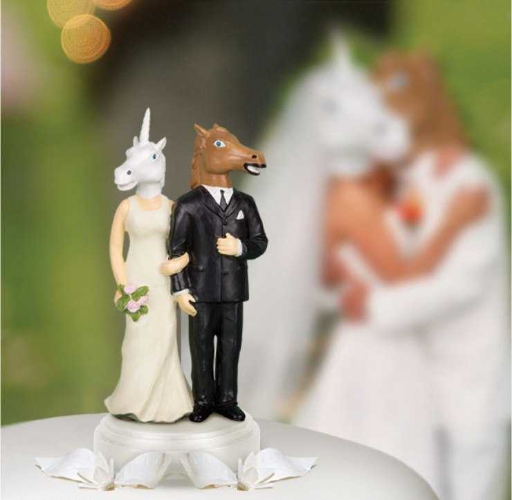 Фигурки на свадебный торт (36 фото): статуэтки жениха и невесты из мастики на торт, идеи оформления десерта с пряничными топперами