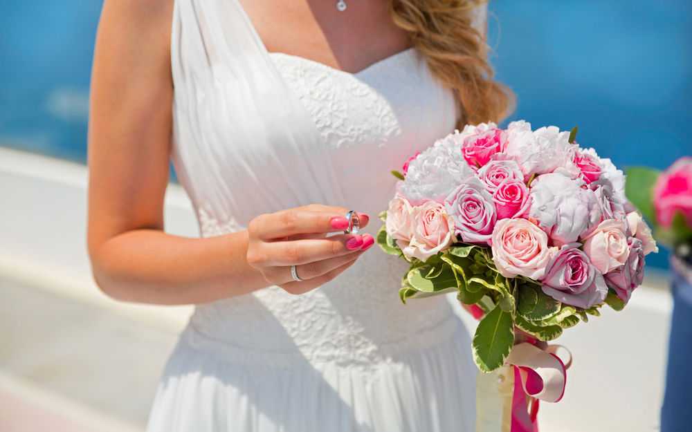 Поймала букет невесты на свадьбе – приметы и традиции теперь и в прошлом, зачем его кидают, каким он должен быть и что делать с пойманными цветам
