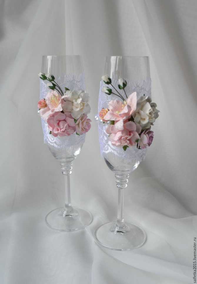 Свадебные бокалы своими руками, популярные методы декорирования