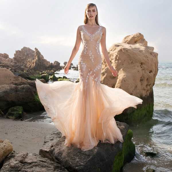 Модное персиковое платье – вечернее и коктельное, длинное в пол и короткое, кружевное и гипюровое, с воланами и шлейфом, туфли, украшения и аксессуары к платью персикового цвета