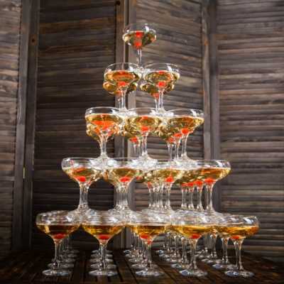 Пирамида из шампанского - заказать горку шампанского на свадьбу в москве