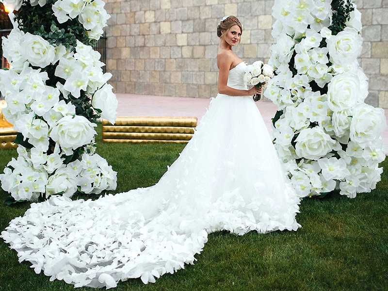 Свадебное платье с бабочками: идеи моделей и фото