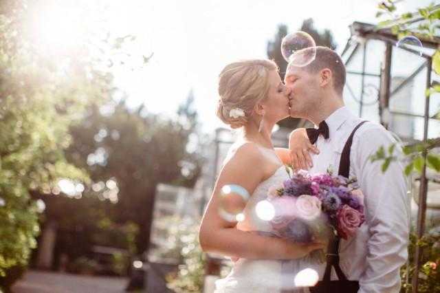 Позы для свадебной фотосессии (67 фото): как позировать паре летом на природе и на улице? красивые позы для невесты в загсе