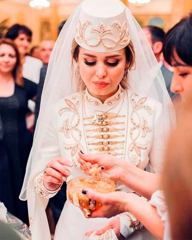 Большая чеченская свадьба: 200 влюбленных пар в грозном поженились в день 200-летия города