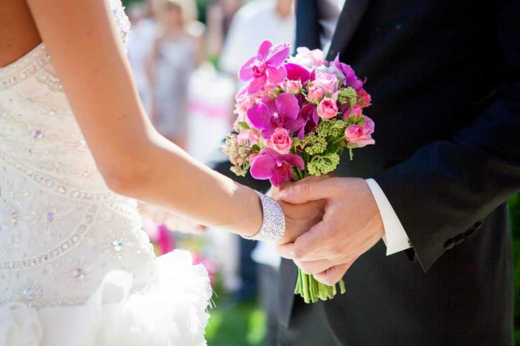 Свадебный букет: история, традиции и приметы. букет невесты — дублер: зачем он нужен