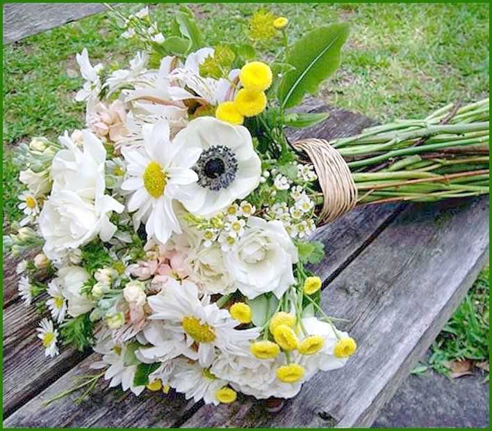 Небесная чистота: составляем очаровательный букет невесты из васильков с розами, ромашками и эустомой