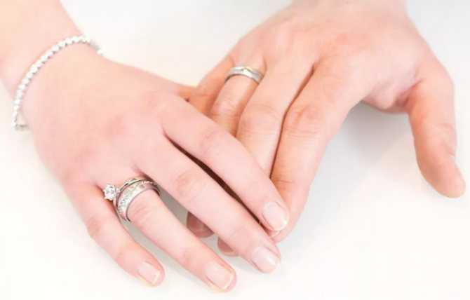 Что значит обручальное кольцо на левой руке: обычаи и традиции в других странах