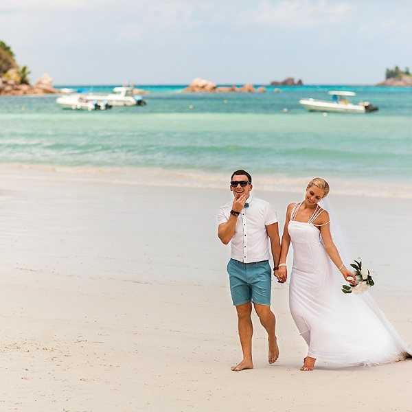 Свадьба на пляже в тренде [2021-2022] – фото, выбор платья? & образа жениха, идеи проведения за границей
