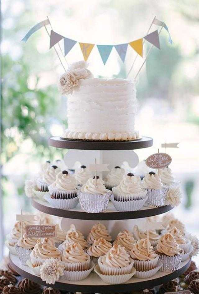 Что можно вместо свадьбы. Свадебные пирожные. Свадебный торт с капкейками. Торт с пирожными на свадьбу. Свадебные пирожные вместо торта.