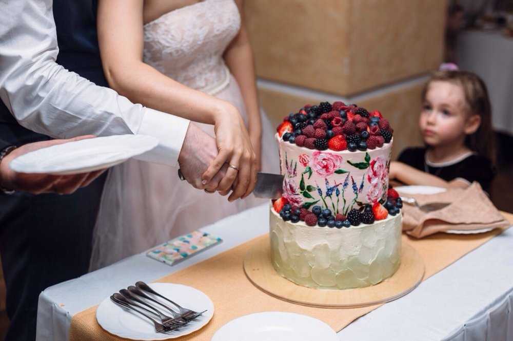 Торт с пирожными на свадьбу – модный элемент современного торжества Узнайте как выбрать кондитерское изделие для дня бракосочетания чтоб угодить всем гостям